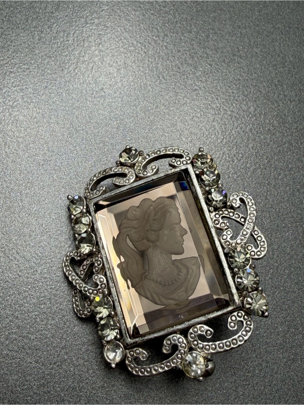⬇️⬇️ Vintage Intaglio  Cameo Brooch in Smoky Gray #18cam
